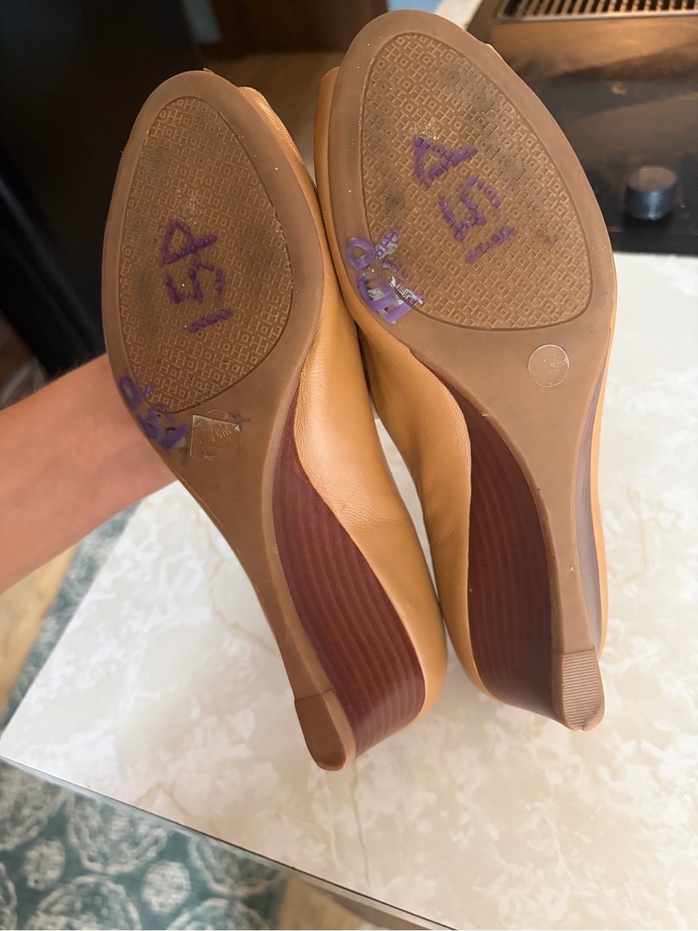 Tory Burch Lowell 2 Peep Toe Wedge Heels Blond Leather Logo Pumps Women’s 7.5M - Picture 7 of 9